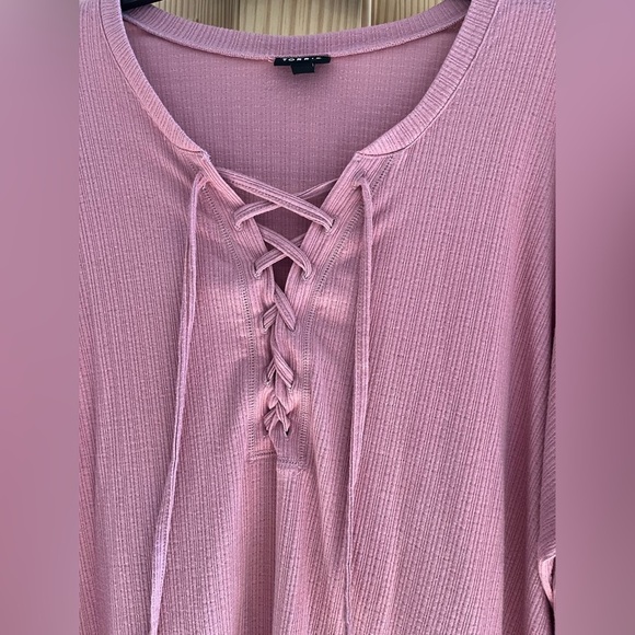 Torrid Rose Taupe Lace Up Neckline Long Sleeve Size 2 - Picture 2 of 9